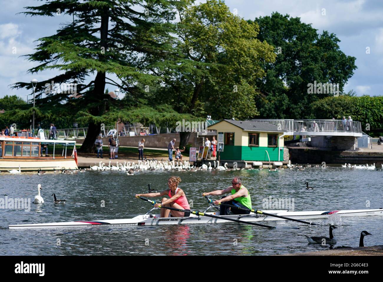 Bei sonnigem Wetter rudern die Menschen in Stratford-upon-Avon, in Warwickshire. Bilddatum: Montag, 5. Juli 2021. Stockfoto