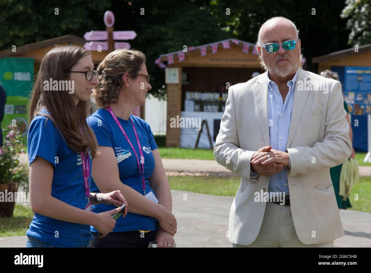 Hampton Court, Surrey, 5. Juli 2021: Bill Bailey plaudert mit Mitarbeitern des Canal and Risses Trust beim RHS Hampton Court Palace Garden Festival. Er unterstützt ihre Kampagne gegen Plastikverschmutzung und Vermüllung. Rachel Royse/Alamy Live News Stockfoto