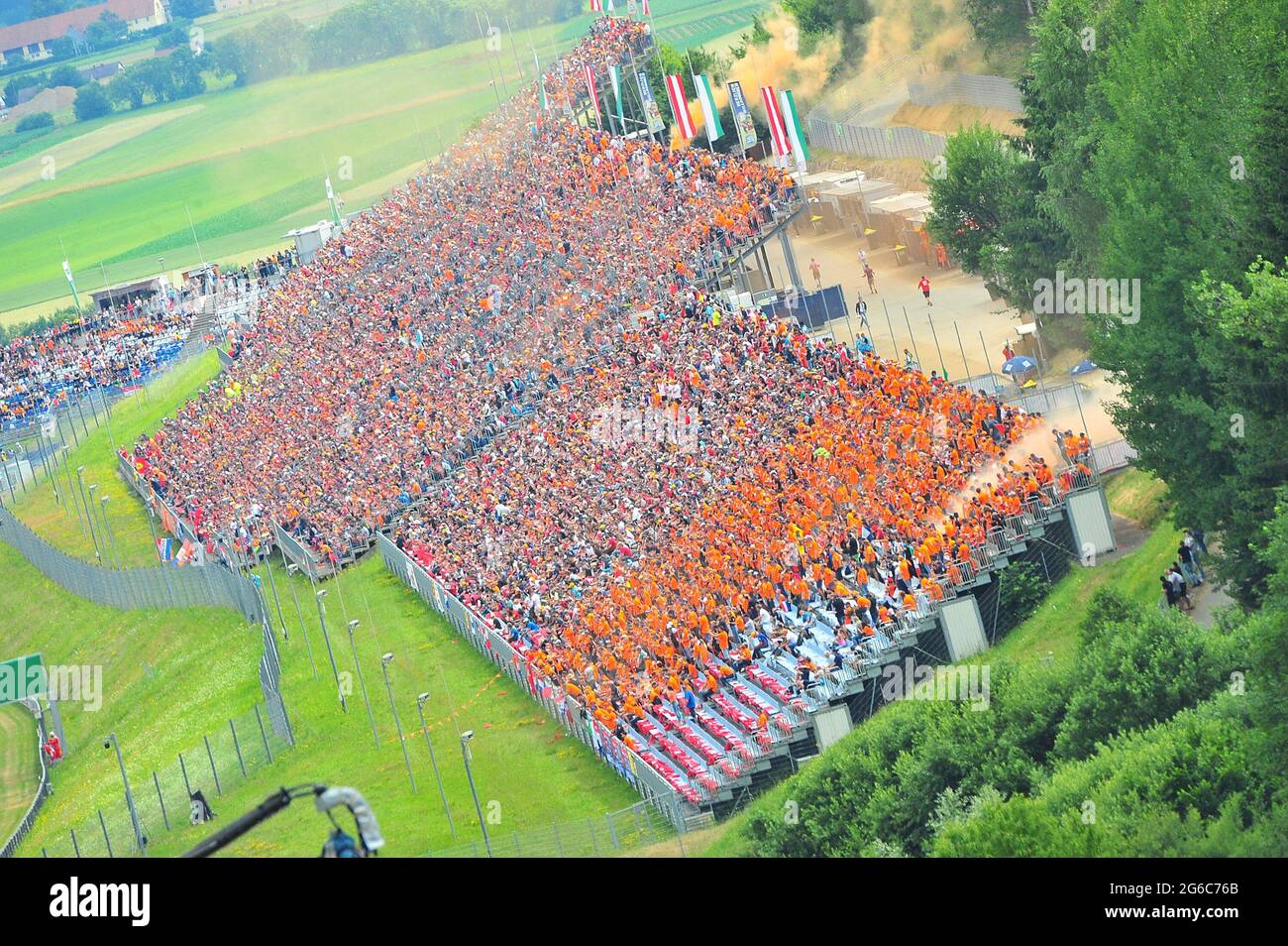 04 07 21 Red Bull Ring Spielberg Formel 1 Bwt Grosser Preis Von Osterreich 21 Im Bild Hollandische Zuschauer Auf Den Tribunen In Spielberg Stockfotografie Alamy