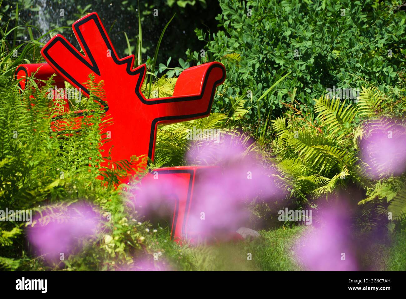 Originalskulptur von Keith Haring im botanischen Heller Garten in Gardone Riviera in Italien Stockfoto