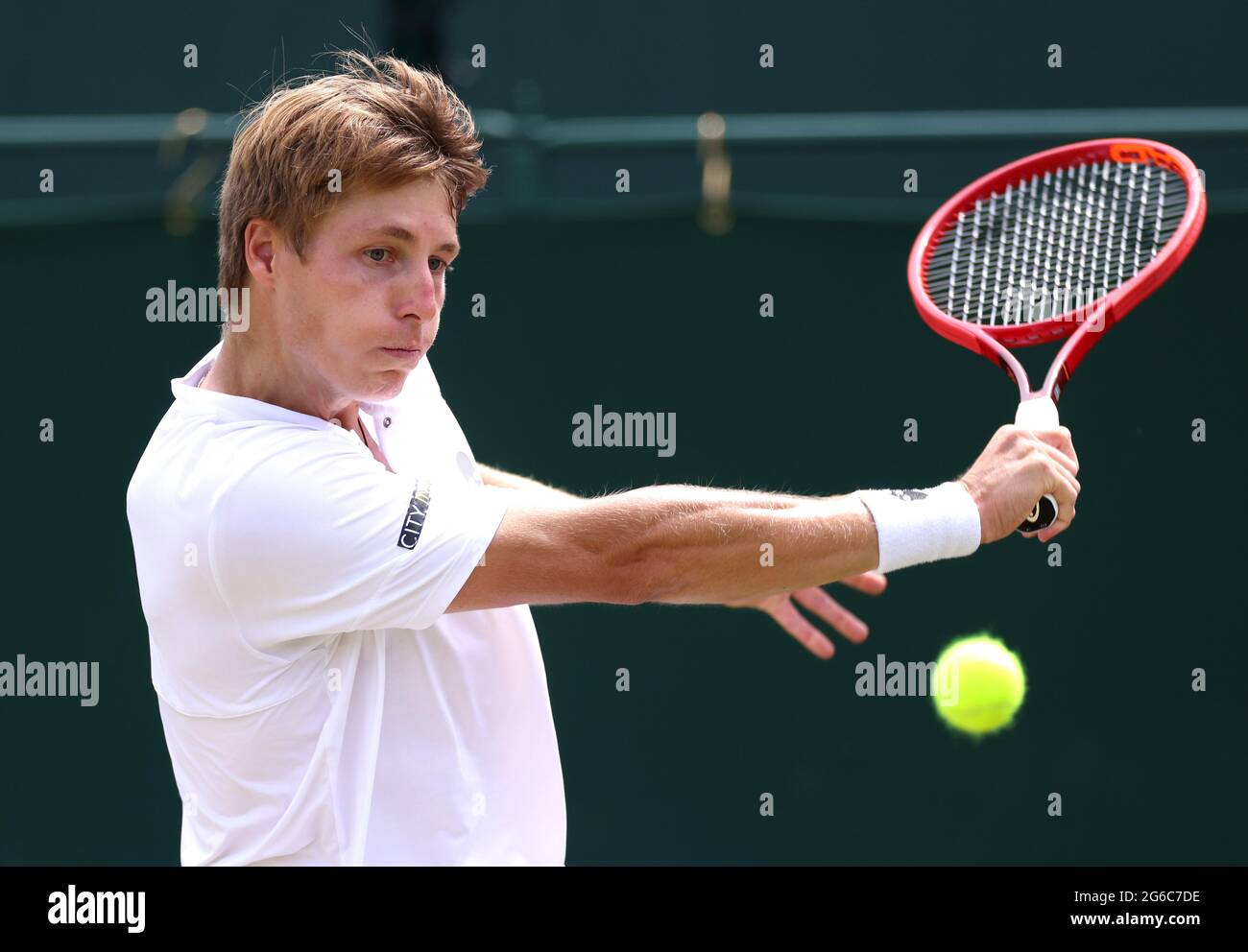 Ilya Ivashka reagiert gegen Matteo Berrettini in der Runde des 16-Matches auf Platz 12 am siebten Tag von Wimbledon im All England Lawn Tennis and Croquet Club, Wimbledon. Bilddatum: Montag, 5. Juli 2021. Stockfoto