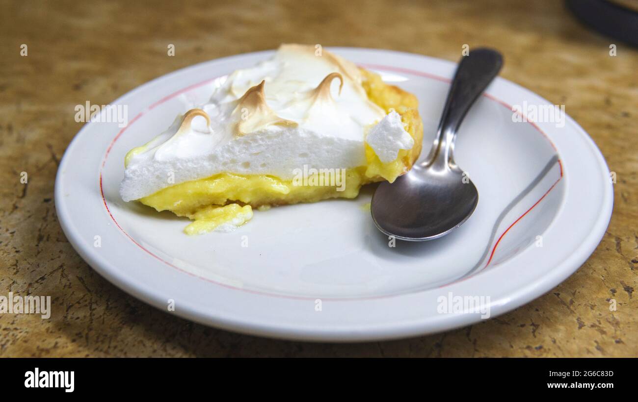 Eine Scheibe hausgemachter Zitronenkuchen Stockfoto