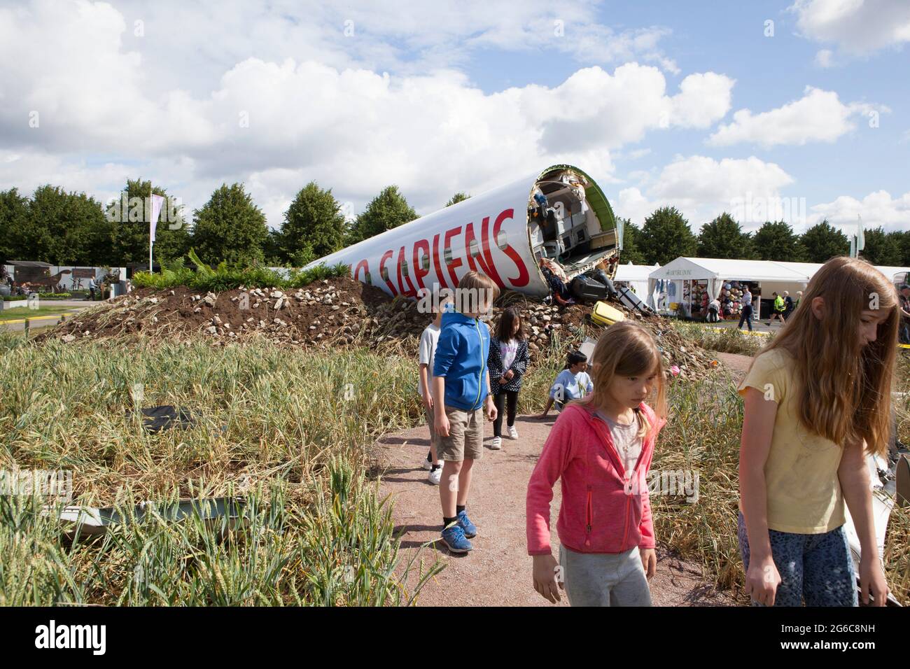 Hampton Court, Surrey, 5. Juli 2021: Der Extinction Garden von Felicity O'Rourke beim RHS Hampton Court Palace Garden Festival hat eine Silbermedaille gewonnen. Mit einem verrückten Airoplane stellt es dar, wie Monokultur und Umweltveränderungen für viele Arten das Aussterben verursachen könnten. Rachel Royse/Alamy Live News Stockfoto