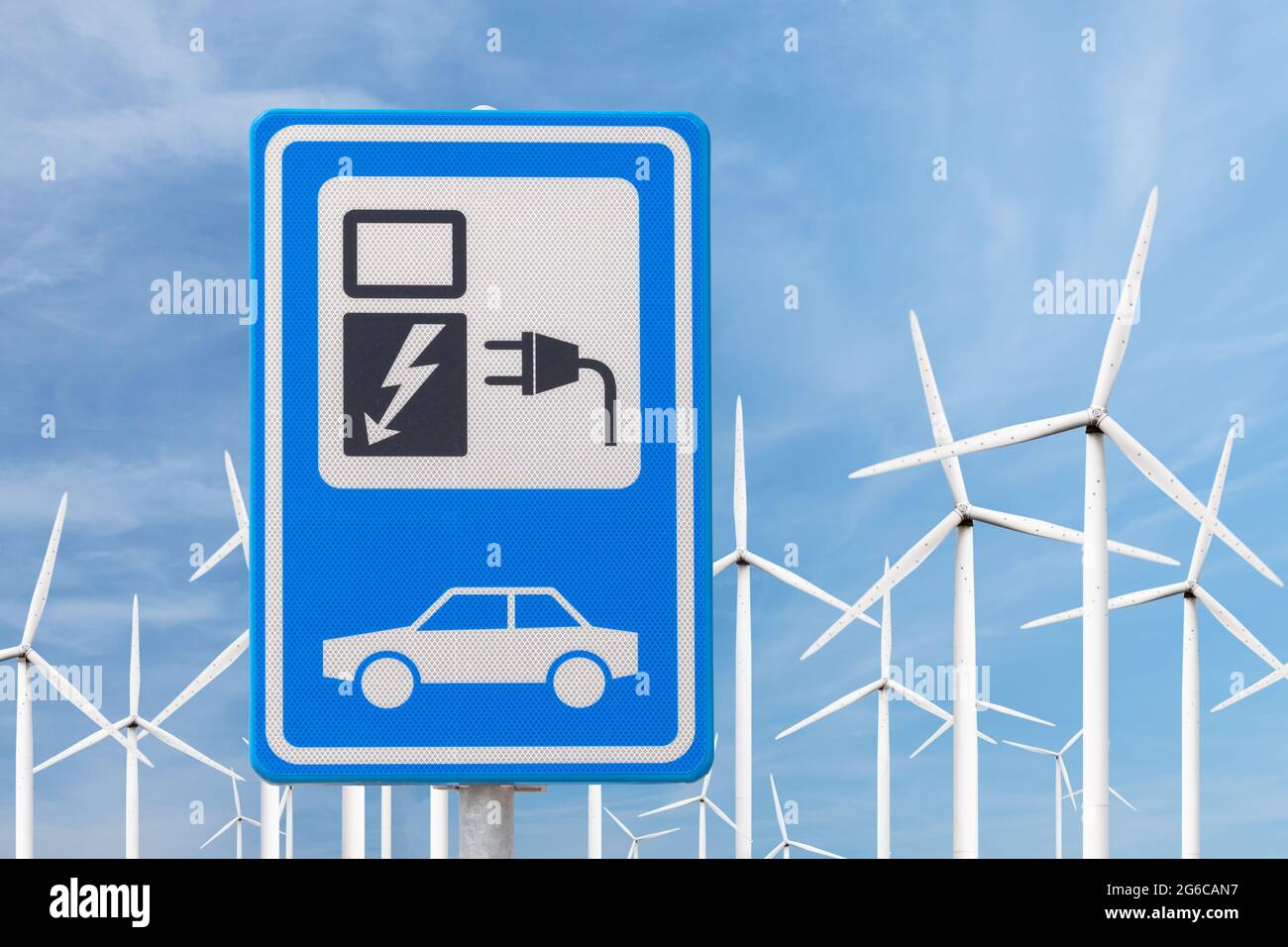 Holländisches Straßenschild für das Laden eines Elektroautos vor einem großen Windturbinenpark Stockfoto