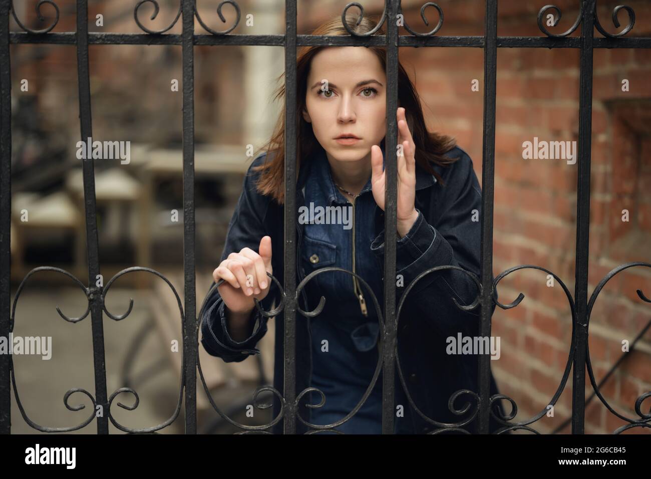 Junge Frau versteckt sich vor jemandem. Stockfoto