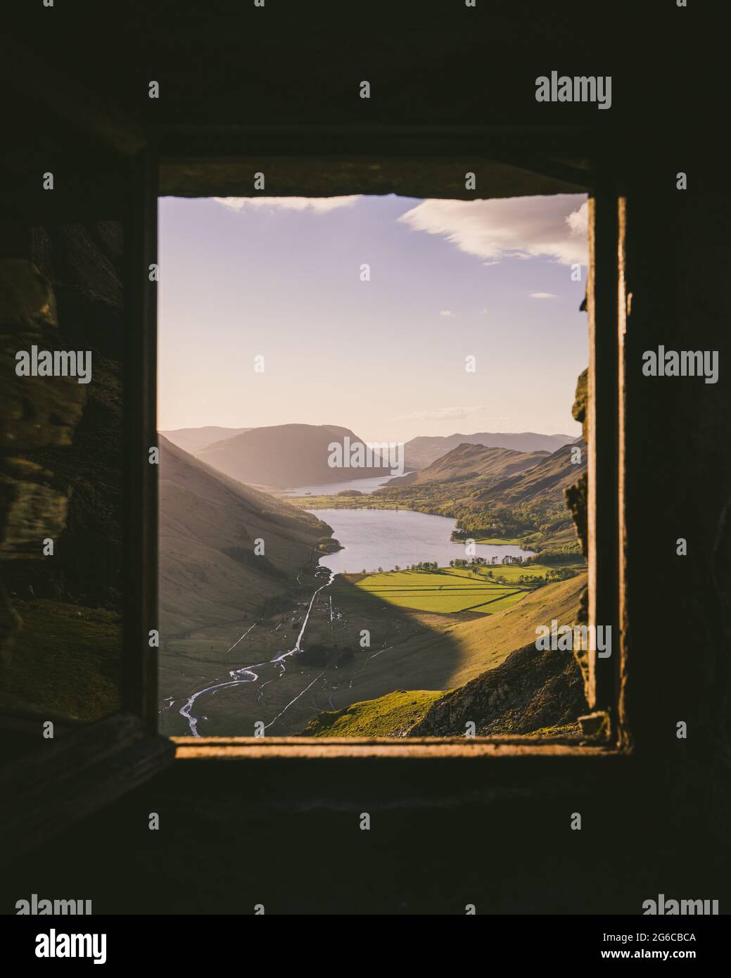 Der Blick vom Fenster auf Warnscale Bothy mit Blick auf Buttermere und Crummock Water, Lake District UK. Stockfoto