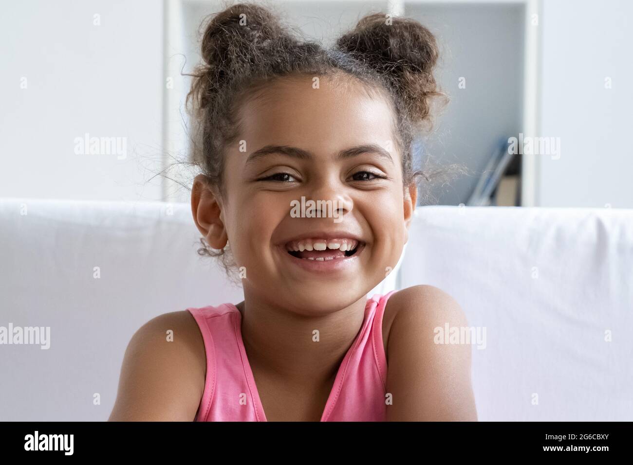 Nahaufnahme Porträt eines glücklich lächelnden afroamerikanischen Mädchen Kind Blick auf die Kamera Stockfoto