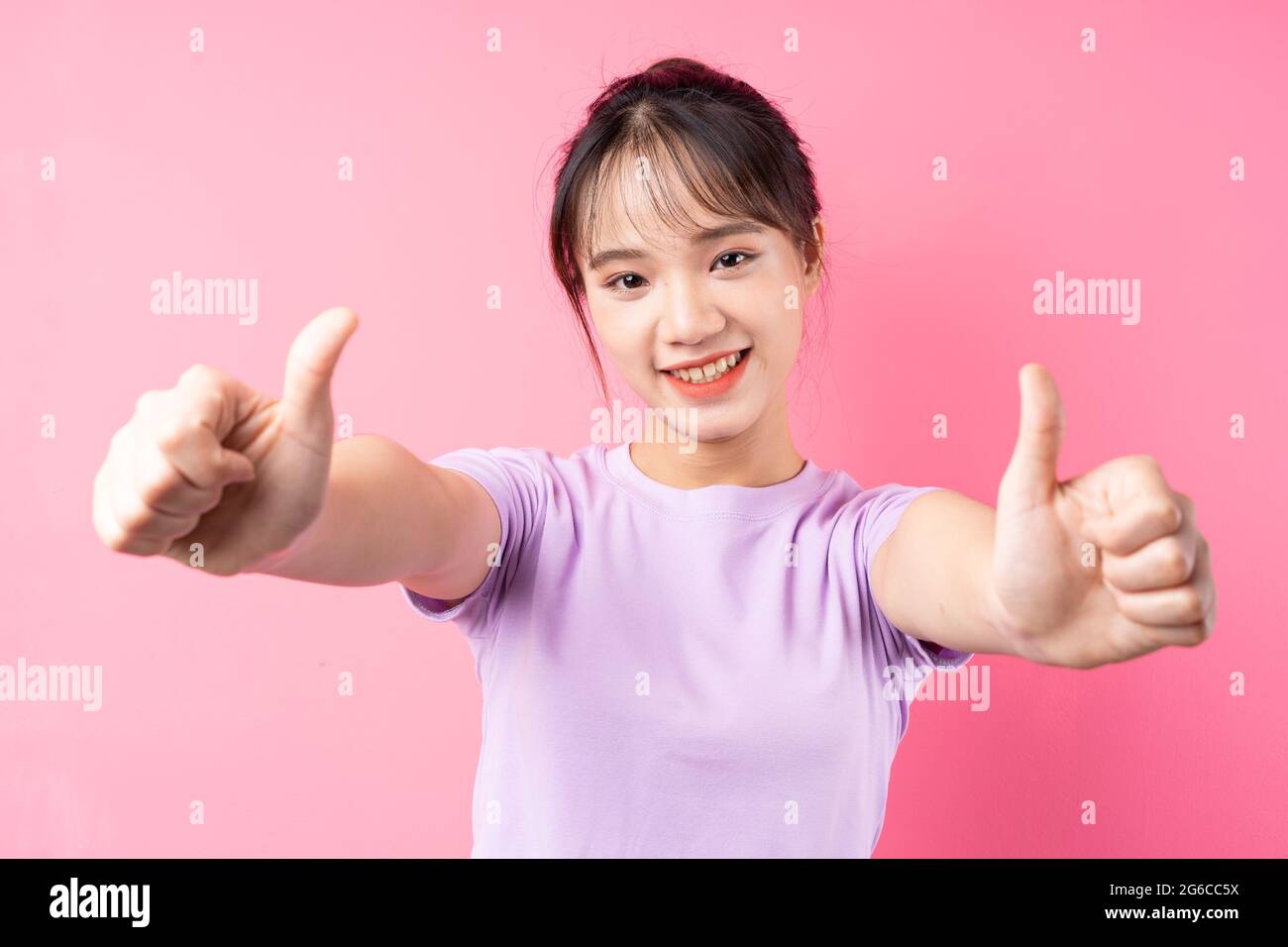 Portrait von jungen asiatischen Mädchen auf rosa Hintergrund Stockfoto