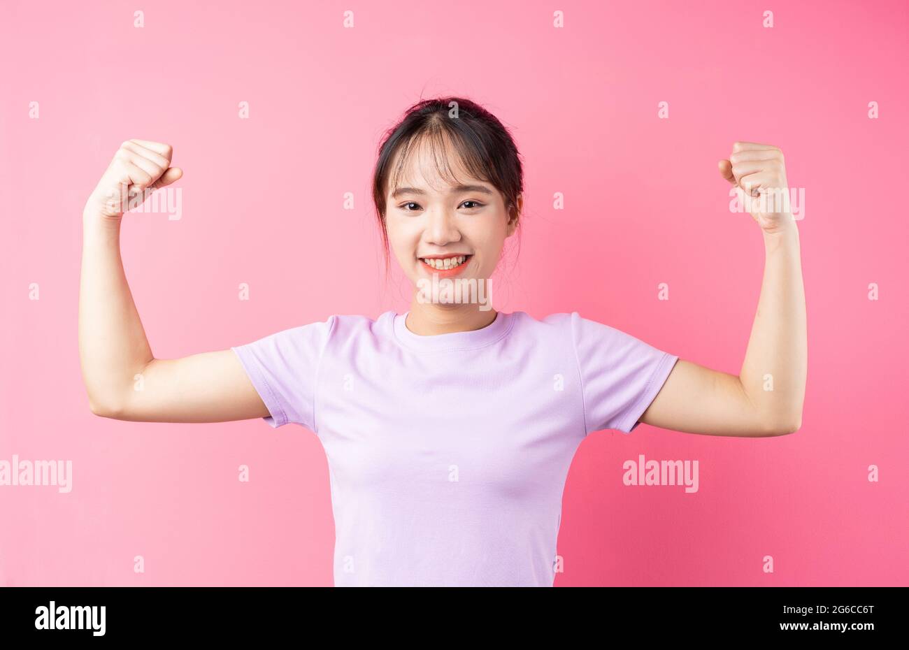 Portrait von jungen asiatischen Mädchen auf rosa Hintergrund Stockfoto