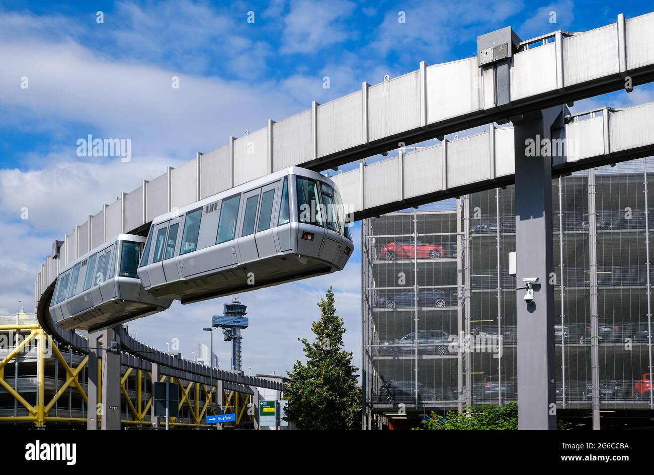 Düsseldorf, Nordrhein-Westfalen, Deutschland - die Skytrain, die Seilbahn am Düsseldorfer Flughafen, bringt Passagiere aus den Fernbahnstaten Stockfoto