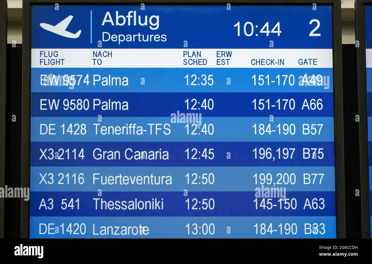 Düsseldorf, Nordrhein-Westfalen, Deutschland - Flughafen Düsseldorf, Beginn des Urlaubs in NRW, Abfahrt nach Mallorca, Anzeigetafel zeigt Abflüge nach Stockfoto