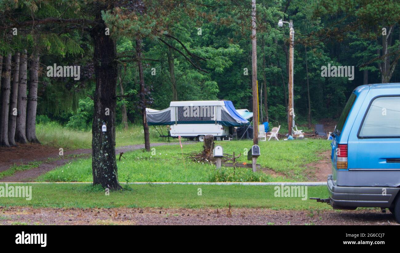 Ein kleiner Pop Up Camping Trailer im Wald Stockfoto