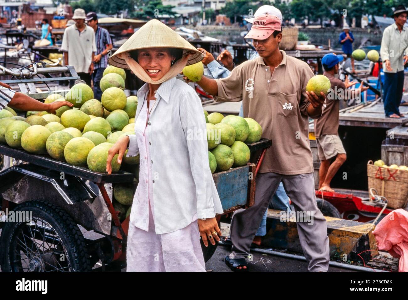 Straßenhändler mit Bambushut, der das Fahrrad mit Obst und Gemüse beladen kann, Ho Chi Minh, Saigon, Vietnam Stockfoto