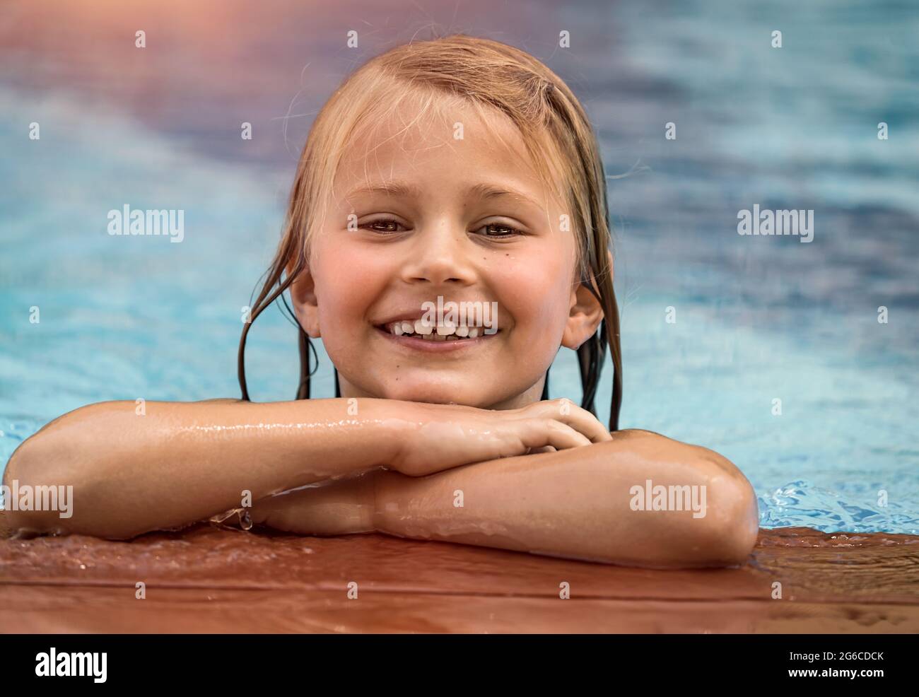 Porträt eines niedlichen kleinen Mädchens im Pool. Glückliches Lächeln Kind, das Spaß im Beach Resort an sonnigen Tagen hat. Genießen Sie Die Sommerferien. Stockfoto