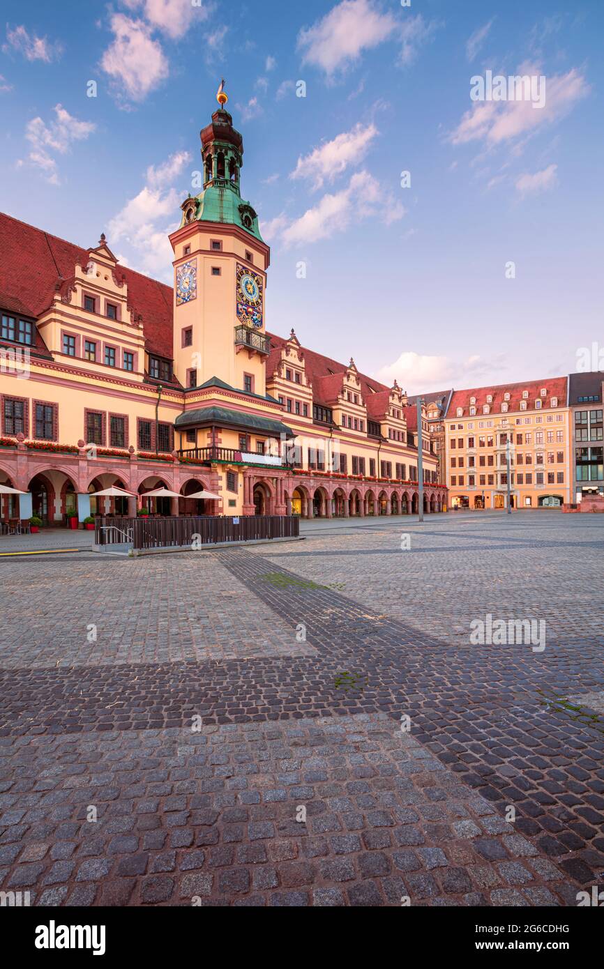 Leipzig, Deutschland. Stadtbild von Leipzig, Deutschland mit altem Rathaus und dem Marktplatz bei Sonnenaufgang. Stockfoto
