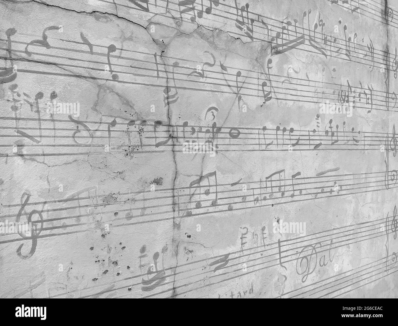 Chopin-Noten an der Wand in der Nähe des Chopin-Museums in Warschau. Musikalischer Hintergrund Stockfoto