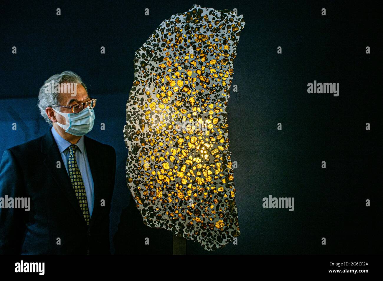 LONDON 5. Juli 2021. Bild: Eine MONOLITHISCHE SCHEIBE DES FUKANG-METEORITEN PALLASITE - PAL FUKANG, PROVINZ XINJIANG – (44 Nr. 26' N, 87 Nr. 38' E) Schätzung: 350,000 GBP - 550,000 GBP, die im Rahmen der klassischen Woche im Rahmen des Sonderverkaufs in Christie's King Street angeboten werden. Credit amer Ghazzal/Alamy Live News Stockfoto