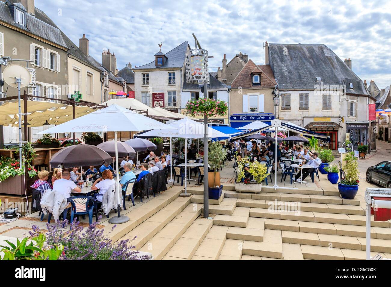 France, Cher, Berry, Sancerre, Nouvelle Place mit Café-Terrassen // France, Cher (18), Berry, Sancerre, Nouvelle Place avec Terrasses de Café Stockfoto