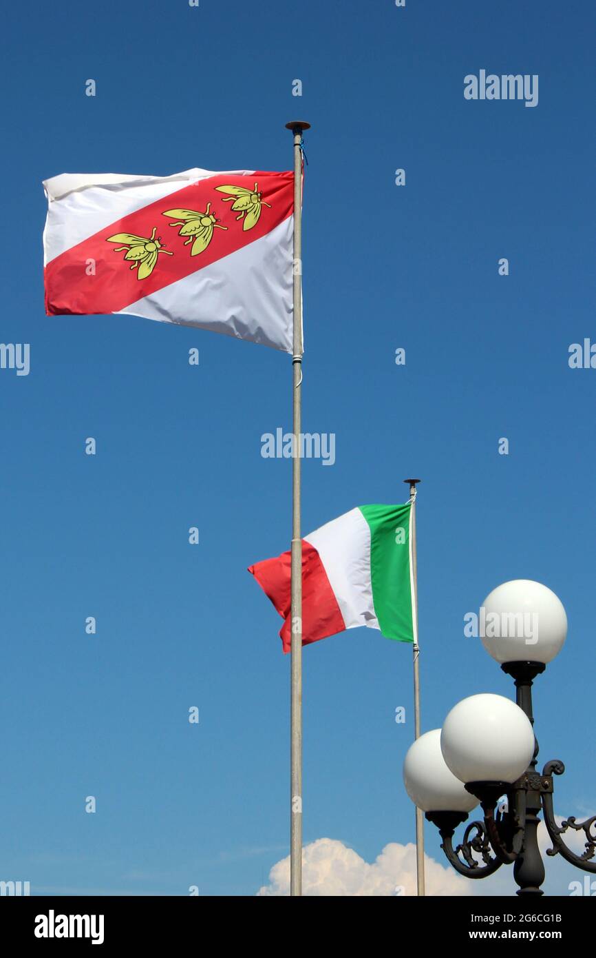 Flagge der Insel Elba, Provinz Toskana mit italienischer Flagge, Italien Stockfoto