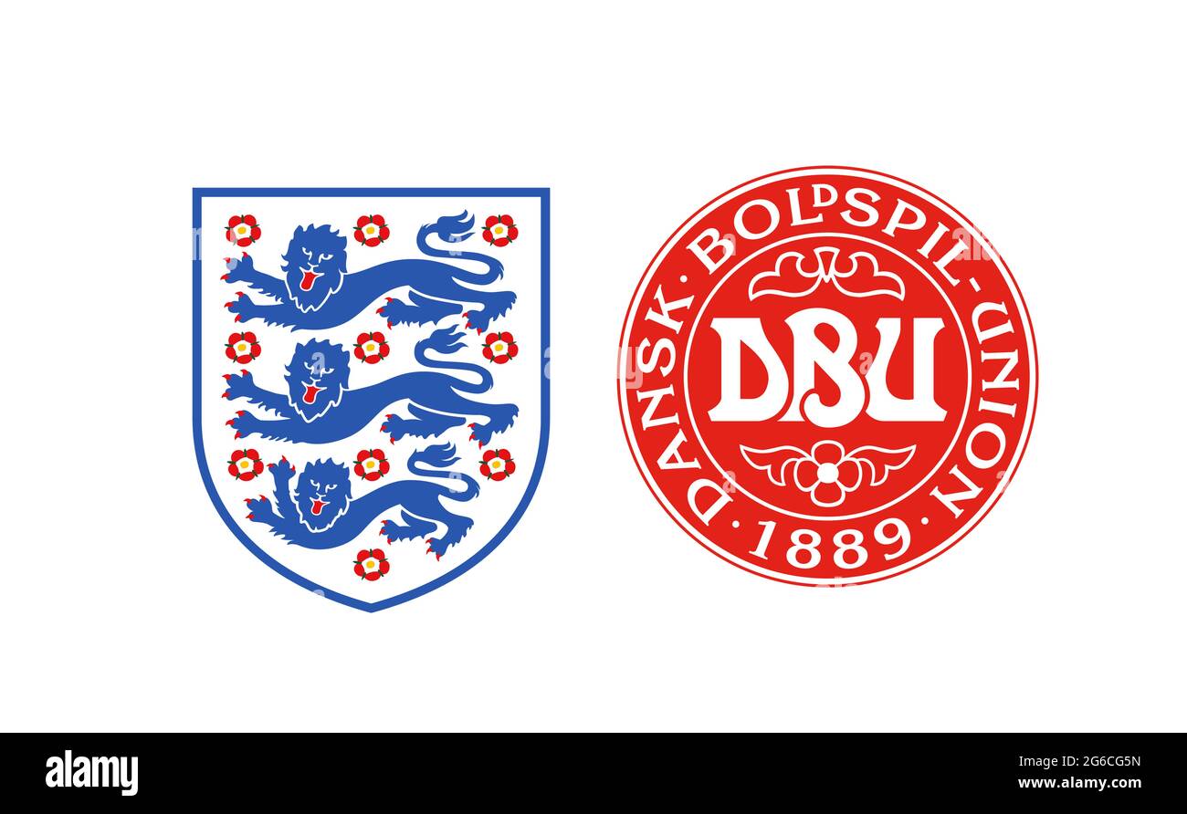 LONDON, Großbritannien - Juli 2021: Abzeichen der englischen und dänischen Fußballnationalmannschaft Stockfoto