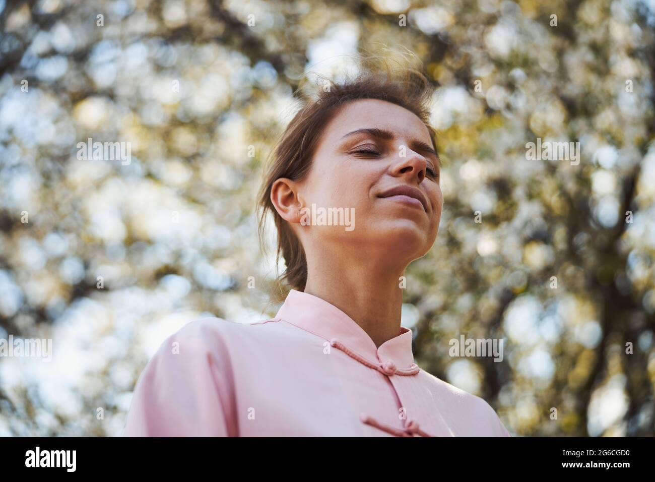 Frau, die während der Meditation ihre Augen nach draußen schloss Stockfoto
