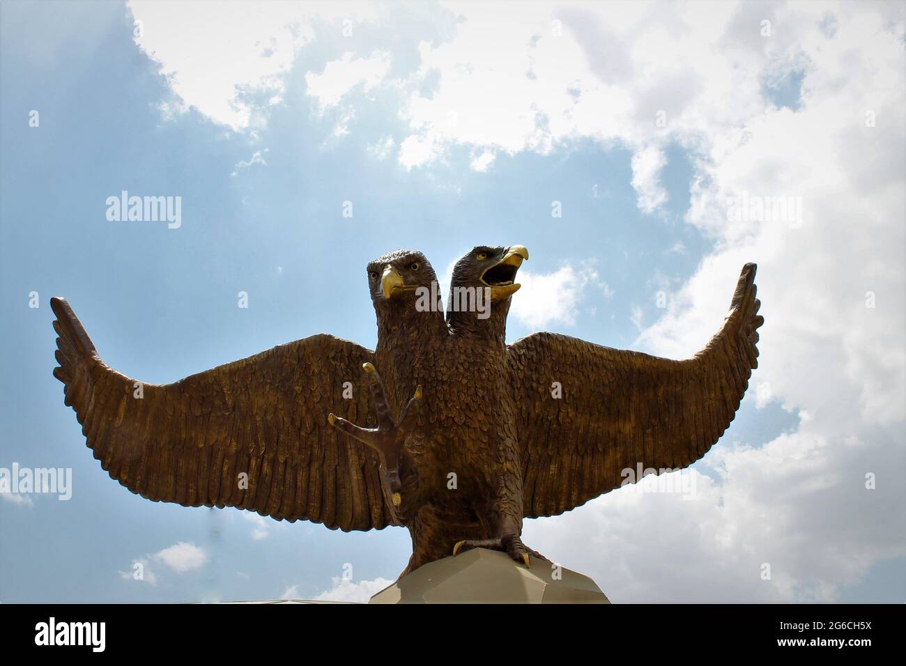 Statue eines doppelköpfigen Adlers Stockfoto