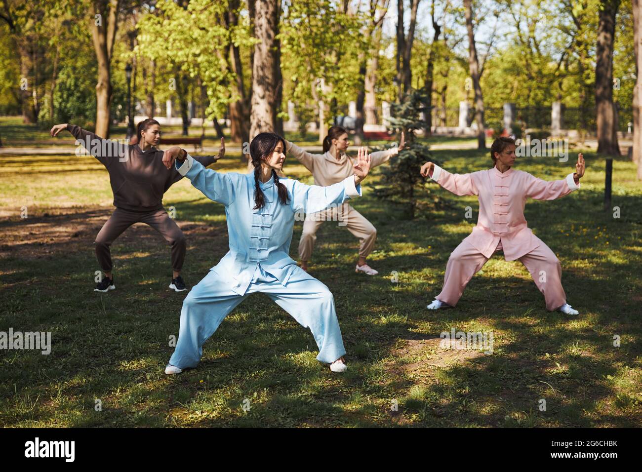 Tai Chi-Kurs im Freien in einem sonnigen Park Stockfoto