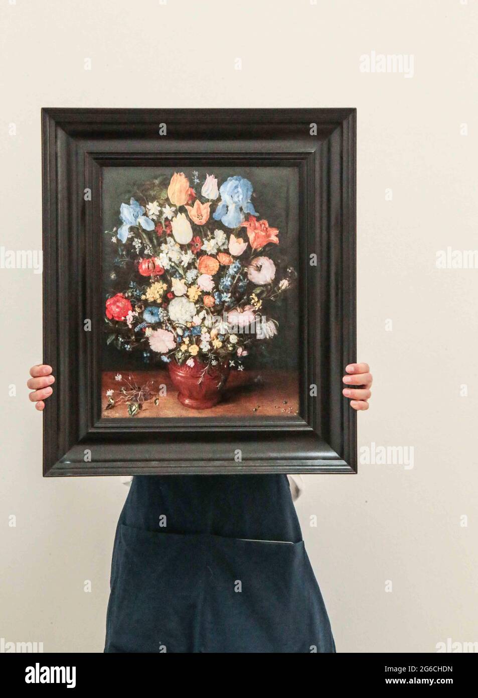 London UK 5 July 2021 Old Masters Evening Sale Sotheby’s Jan Brueghel the Elder EIN üppiges Stillleben aus vielen Blumen in einer Terrakotta-Vase, die auf einem Holzvorsprung ruht, flankiert von einem Klumpen aus Cyclamen und verstreuten Diamanten und Saphiren. Paul Quezada -Neiman/Alamy Live News Stockfoto