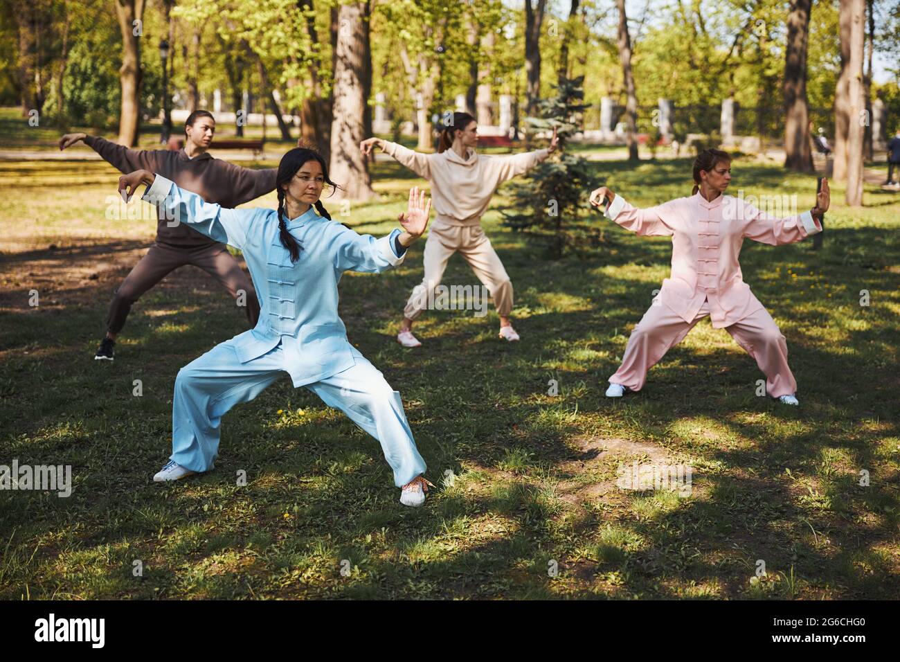 Training der Kung Fu Schüler im Park im Frühjahr Stockfoto