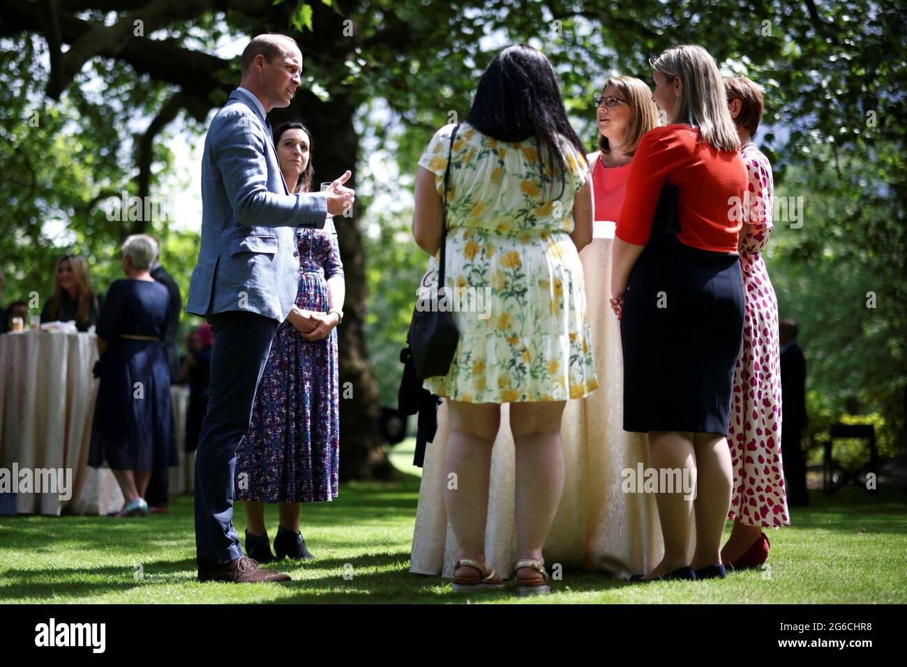 Der Duke of Cambridge, in seiner Rolle als gemeinsamer Schirmherr der NHS Charities Together, spricht zu Gästen während eines „Big Tea“ für NHS-Mitarbeiter im Buckingham Palace in London, anlässlich des 73. Geburtstages des NHS. Bilddatum: Montag, 5. Juli 2021. Stockfoto