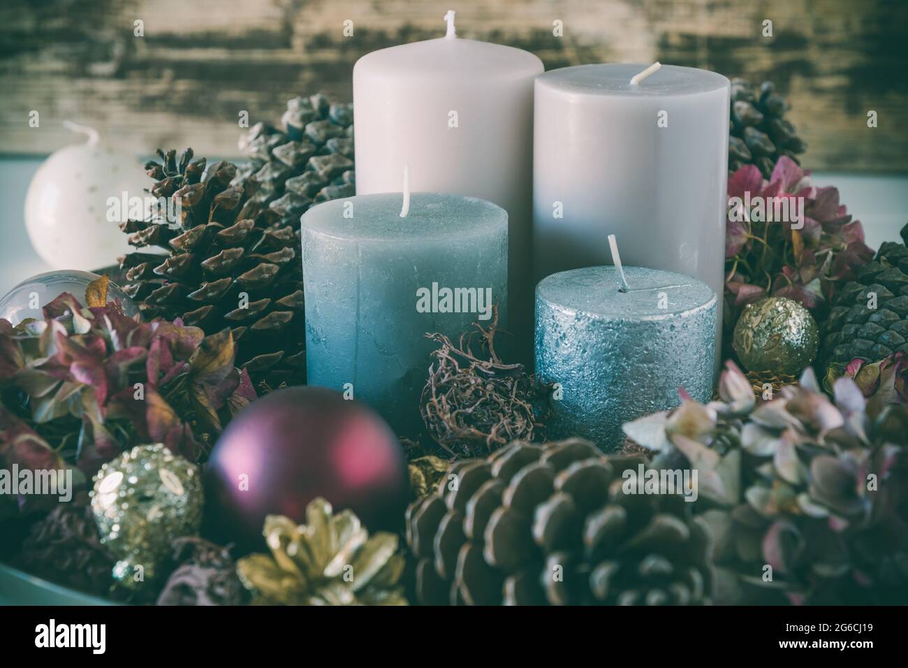Adventskranz mit vier verschiedenen Kerzen in bunten Farben und natürlicher  Dekoration Stockfotografie - Alamy