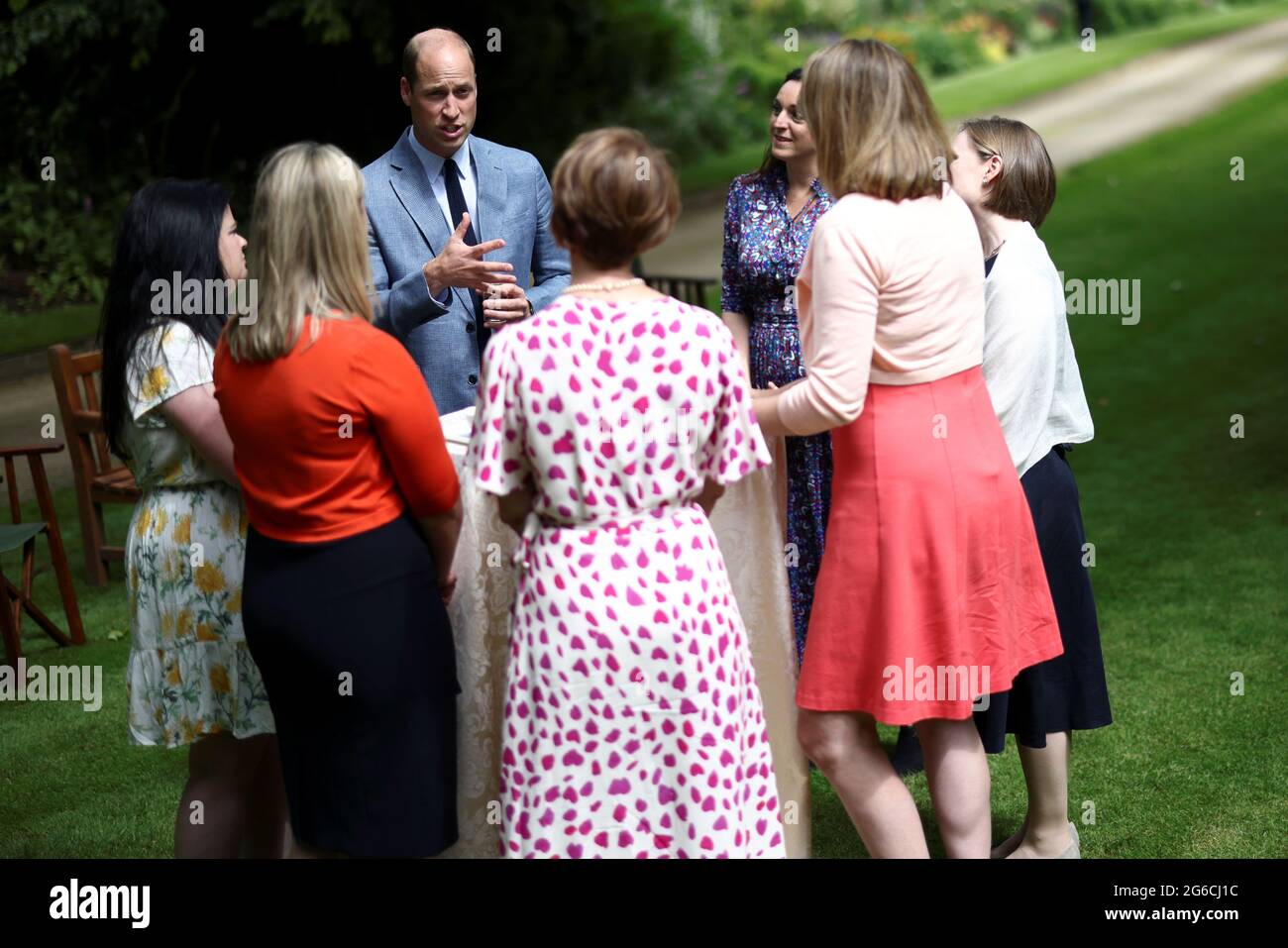 Der Duke of Cambridge, in seiner Rolle als gemeinsamer Schirmherr der NHS Charities Together, spricht zu Gästen während eines „Big Tea“ für NHS-Mitarbeiter im Buckingham Palace in London, anlässlich des 73. Geburtstages des NHS. Bilddatum: Montag, 5. Juli 2021. Stockfoto