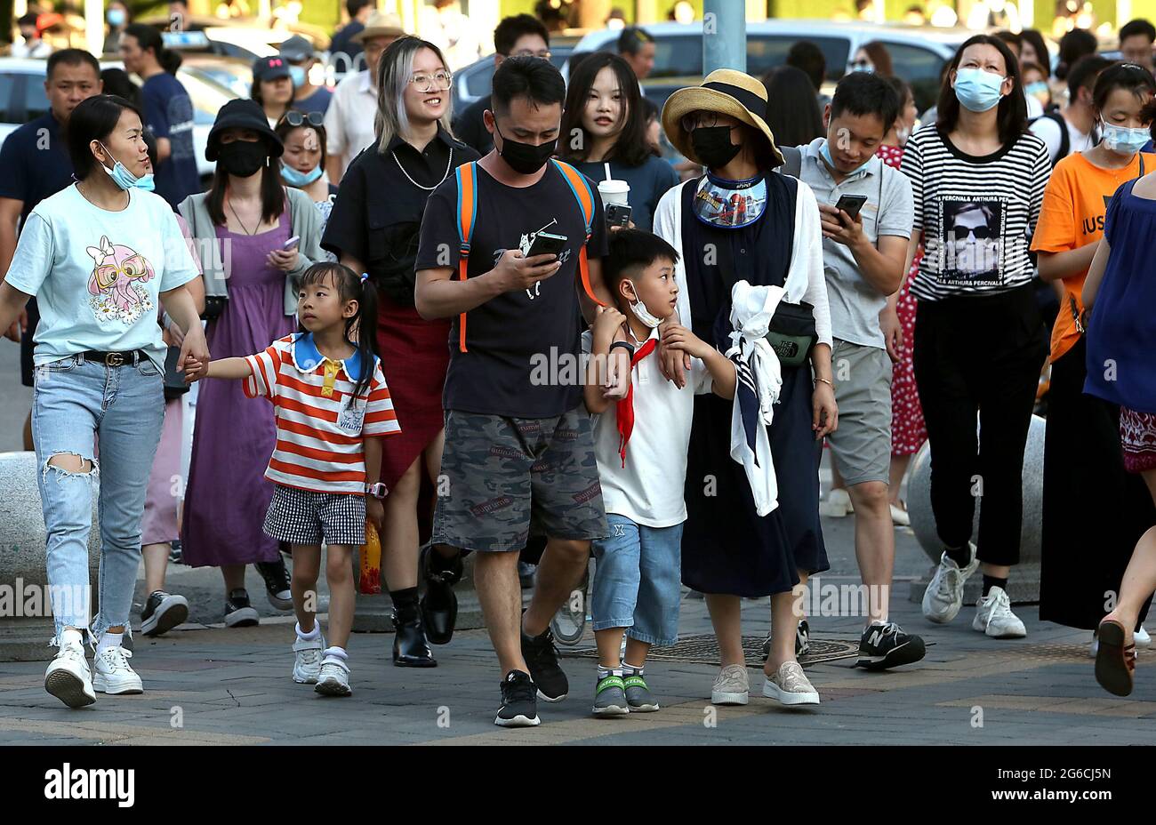 Peking, China. Juli 2021. Junge Chinesen besuchen am Montag, den 5. Juli 2021, eine beliebte westliche Modegalerie in Peking. Eine kleine, aber sichtbare und wachsende Handvoll städtischer Chinesen rasselt die regierende Kommunistische Partei, indem sie sich dafür entscheidet, „flach zu liegen“, Oder die Ablehnung von hochgesteckten Karrieren, langen Arbeitszeiten und teuren Lebensstilen in teuren Städten durch die Wahl eines „Lebens mit geringer Sehnsucht“ - was mit Xis Ideologie und Ambitionen einer wohlhabenderen Konsumgesellschaft kollidiert. Foto von Stephen Shaver/UPI Credit: UPI/Alamy Live News Stockfoto