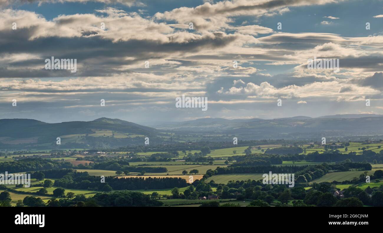 Ludlow und Mortimer Forest und die walisischen Grenzen, von einem Feld in der Nähe von Knowbury, Ludlow, Shropshire aus gesehen Stockfoto