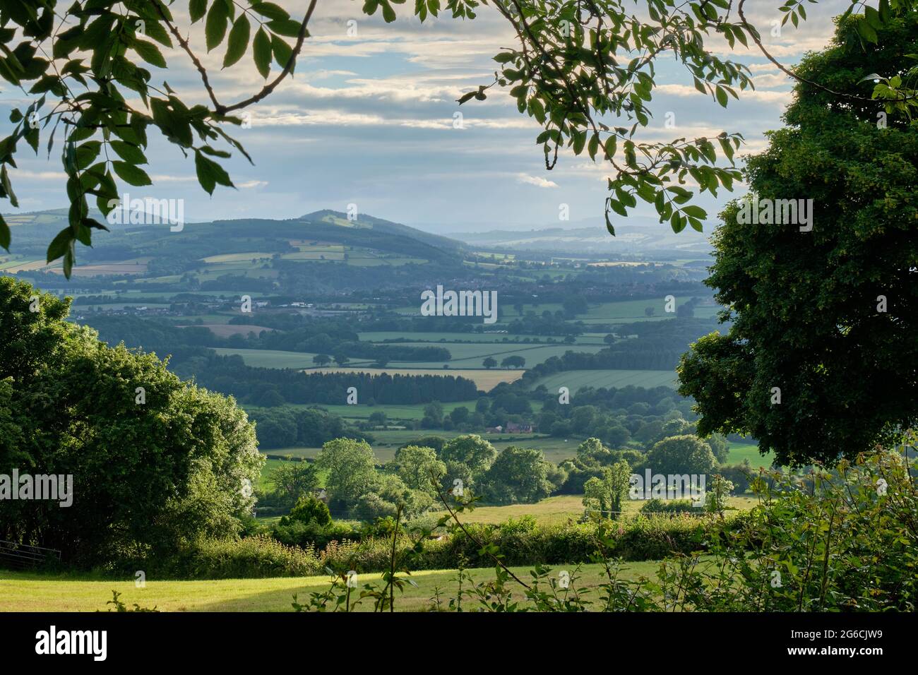 Ludlow und Mortimer Forest und die walisischen Grenzen, von einem Feld in der Nähe von Knowbury, Ludlow, Shropshire aus gesehen Stockfoto