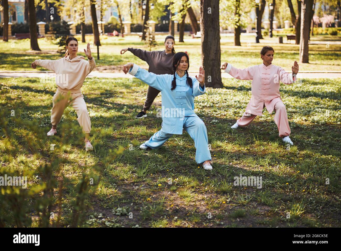 Tai-Chi-Training mit einer Peitsche im Freien Stockfoto