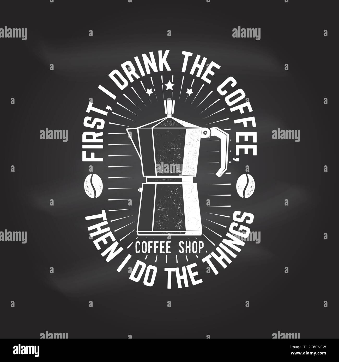 Zuerst trinke ich den Kaffee, dann mache ich die Dinge. Für Logo, Badge-Vorlage. Vektorgrafik. Typografie-Design mit Silhouette der Kaffeemaschine auf dem Stock Vektor