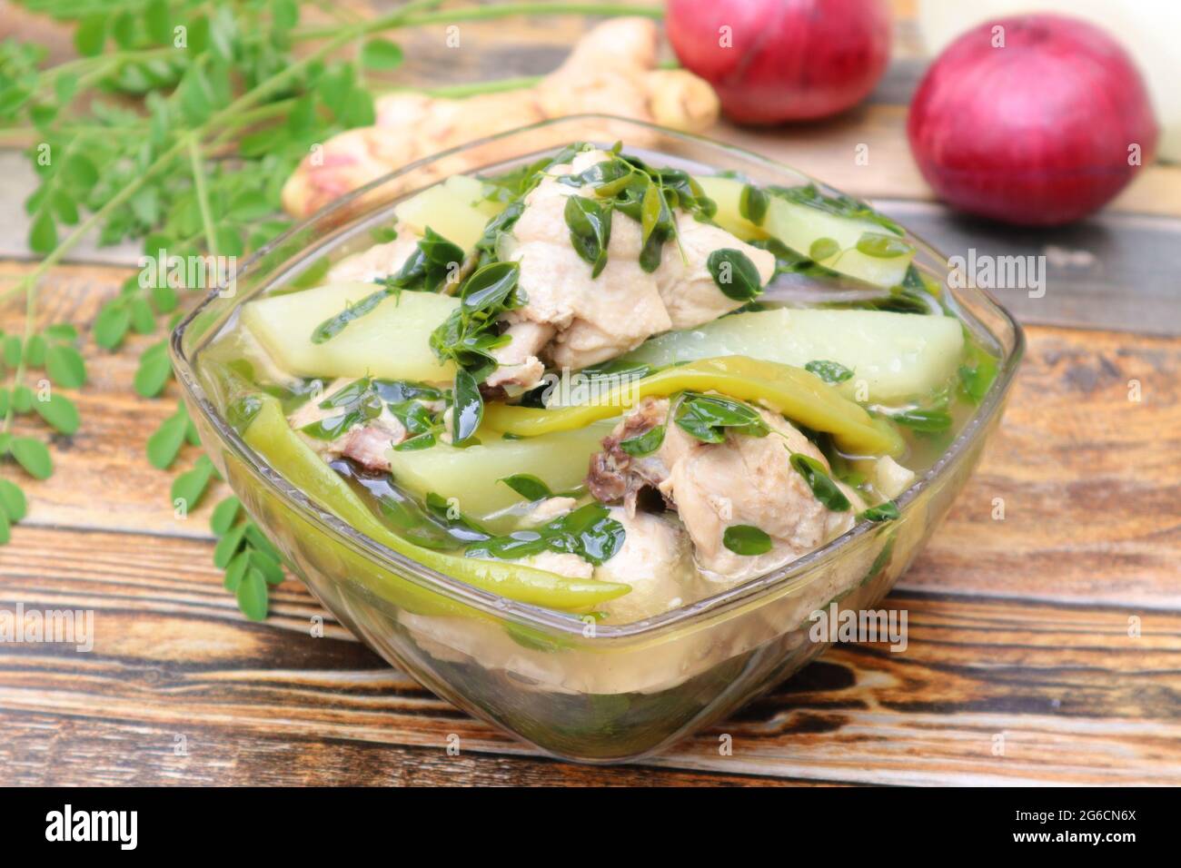 Papaya-Suppe mit Fisch Stockfoto