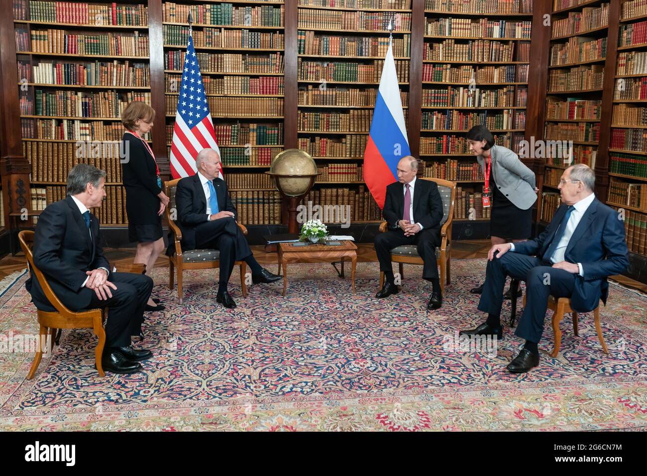 GENF, SCHWEIZ - 16. Juni 2021 - US-Präsident Joe Biden und der russische Präsident Wladimir Putin nehmen während einer US-russischen Summi an einer Tete-a-Tete Teil Stockfoto