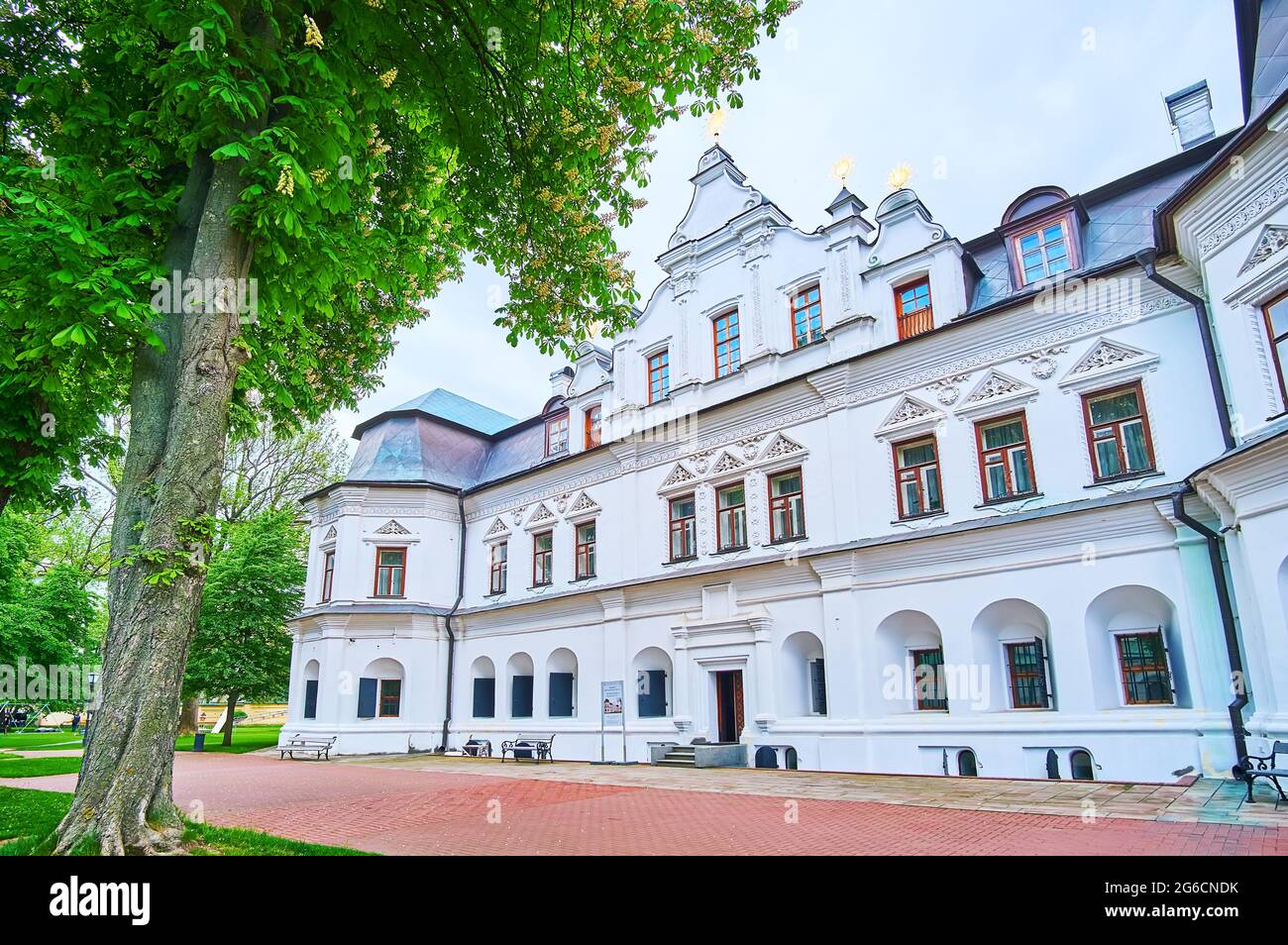 Die weiße Fassade der mittelalterlichen Stadtresidenz befindet sich im Garten der Sophienkathedrale in Kiew, Ukraine Stockfoto