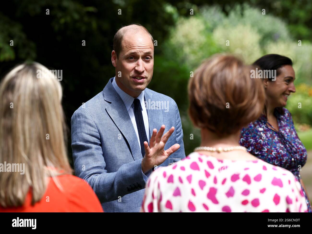 Der Duke of Cambridge, in seiner Rolle als gemeinsamer Schirmherr der NHS Charities Together, spricht zu Gästen während eines „Big Tea“ für NHS-Mitarbeiter im Buckingham Palace in London, anlässlich des 73. Geburtstages des NHS. Bilddatum: Montag, 5. Juli 2021. Stockfoto