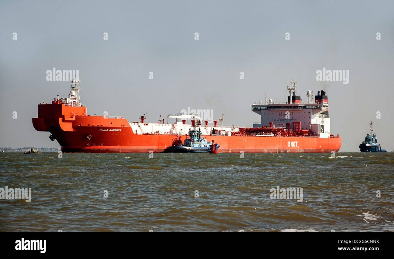 Schiffe, die in und aus Southampton Docks, Fawley Ölraffinerie und Kreuzfahrthafen für Handel und Exporte / Importe kommen. Eine der belebtesten Wasserstraßen. Stockfoto