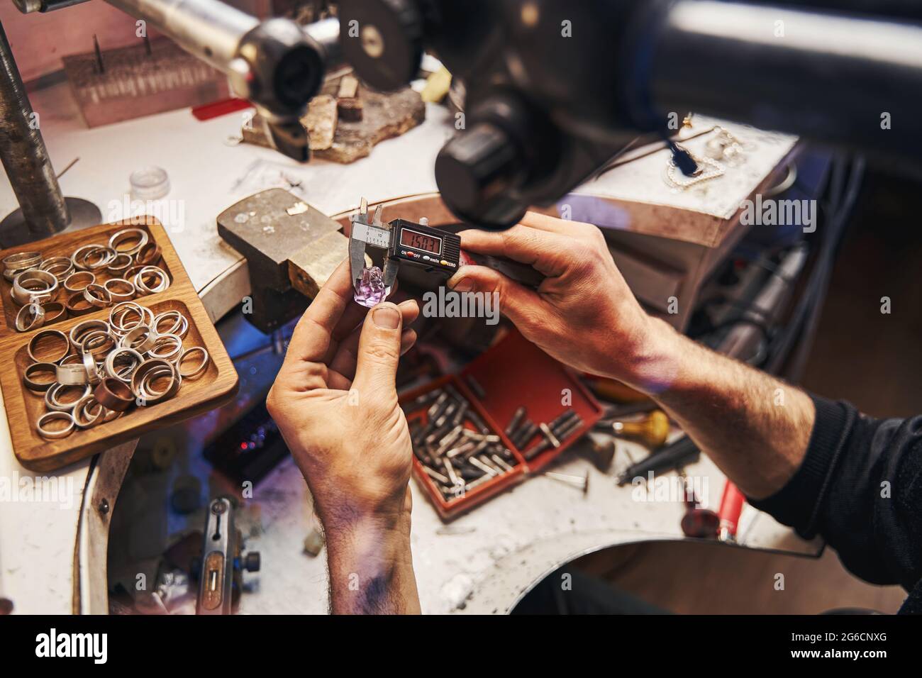 Person, die einen digitalen Messschieber zum Messen von Edelsteinen verwendet Stockfoto