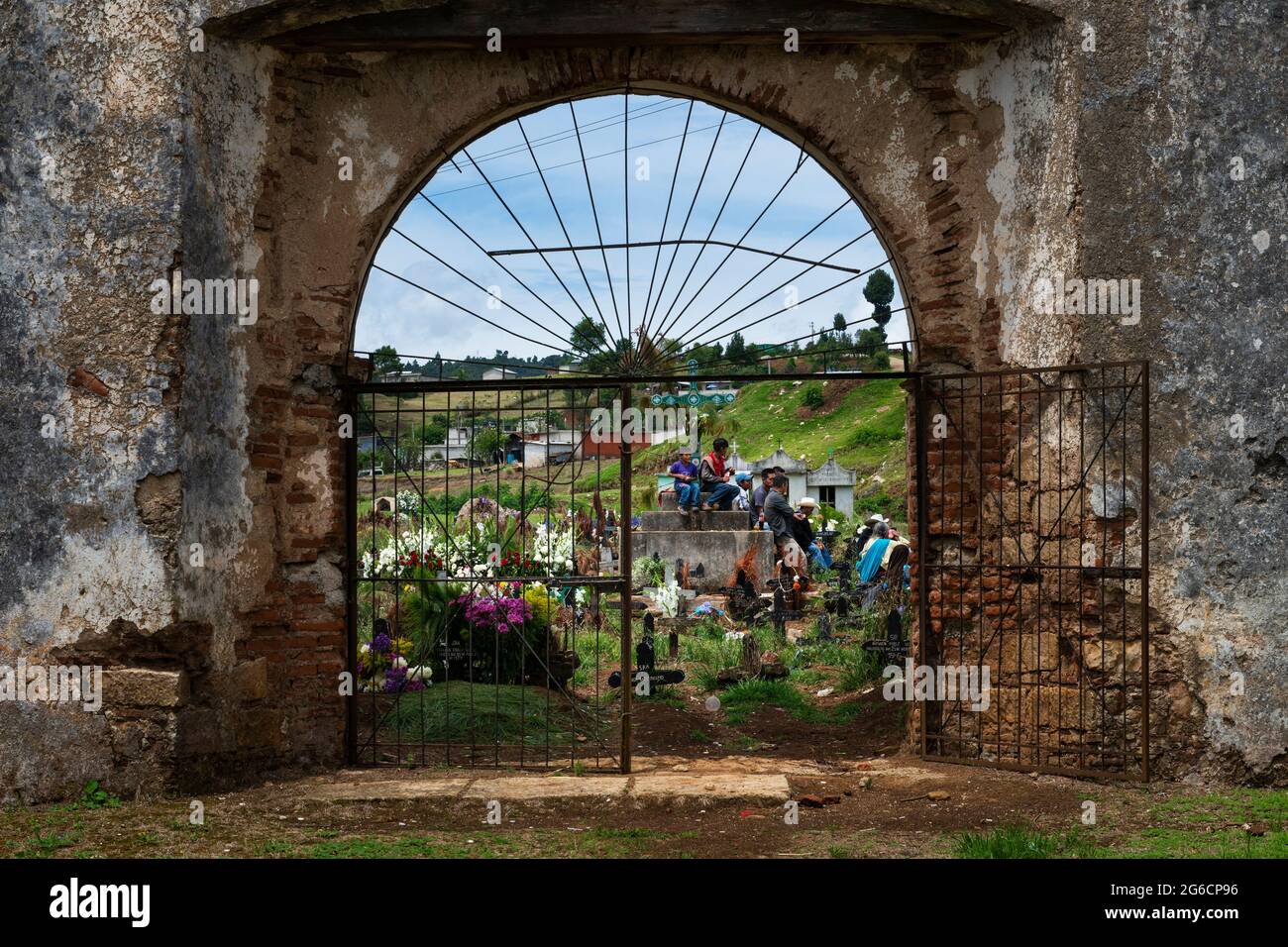 San Juan Chamula, Mexiko - 11. Mai 2014: Tzotzil-Leute versammeln sich auf dem Friedhof in der Stadt San Juan Chamula in Chiapas, Mexiko. Stockfoto