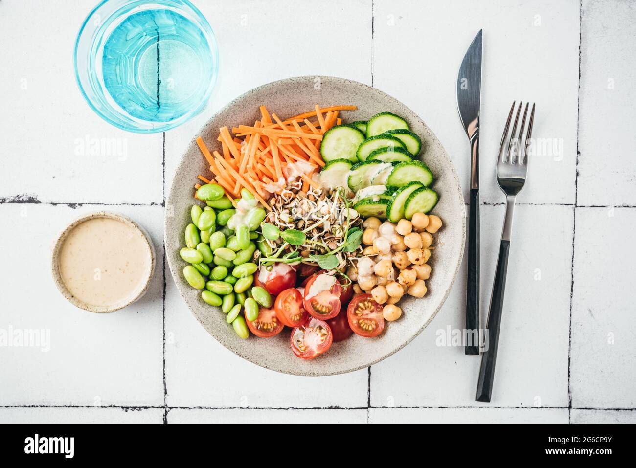 Gesunder veganer Salat Buddha Schüssel mit Kichererbsen, Edamamabohnen, mikrogrünen Salatsprossen und Gemüse, Draufsicht Stockfoto