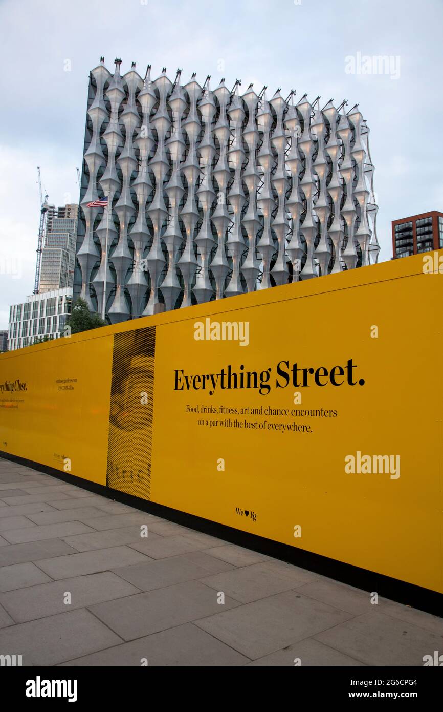 Die neue amerikanische Botschaft in Londons neuem Entwicklungsbezirk Nine Elms wurde von den Architekten KieranTimberlake entworfen. Das transluzente Kristallin Stockfoto