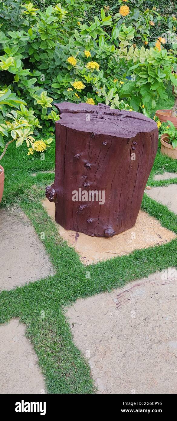 Gehacktes Holz im Garten dekoriert. Stockfoto