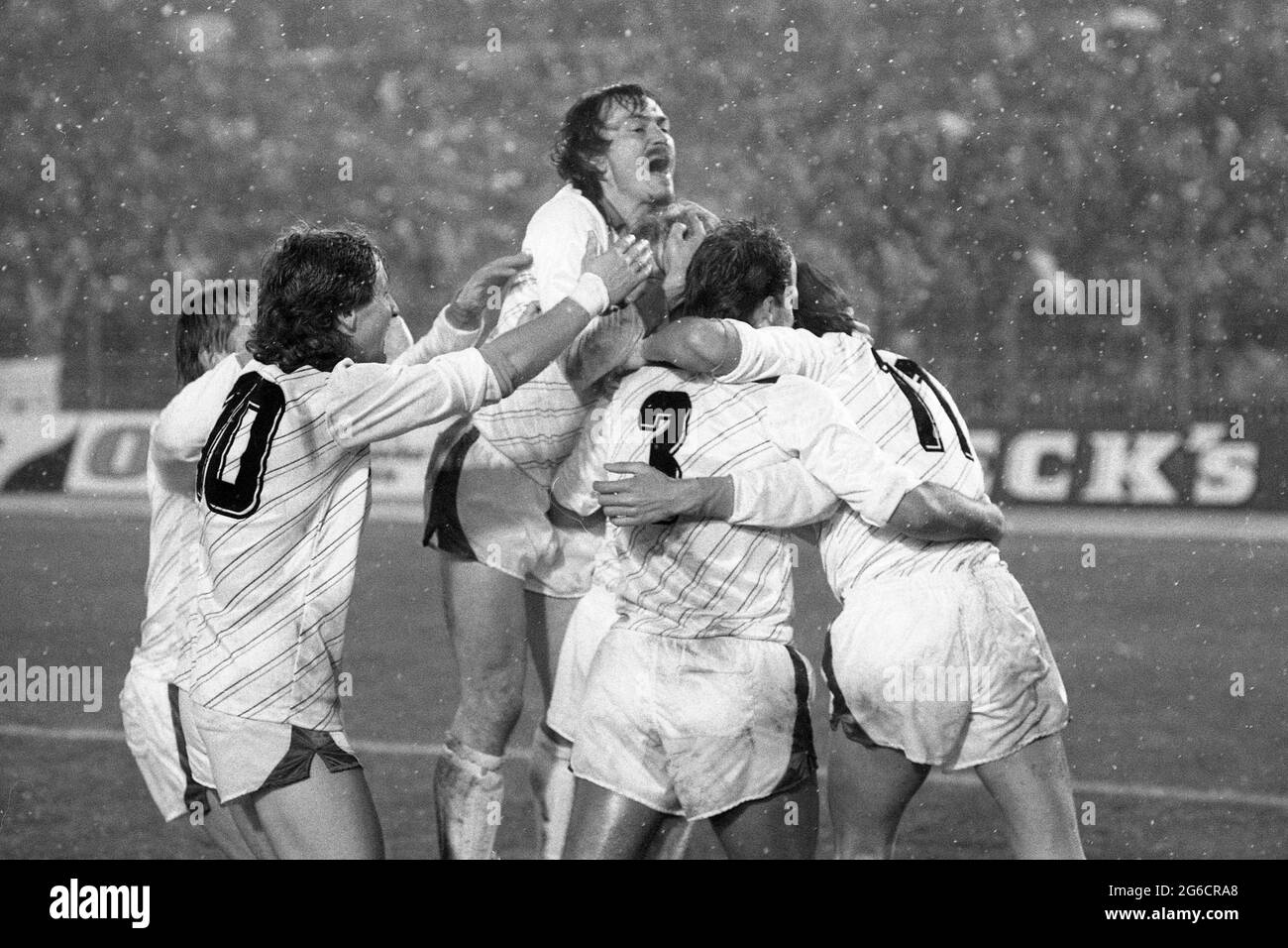 Goaljubel von Borussia Monchengladbach, Jubilationtraube, in. The witte Ewald LIENEN, SW Aufnahme, Fußball UEFA Cup erste Etappe Borussia Monchengladbach - Real Madrid 5: 1 am 27. November 1985 im Rheinstadion Düsseldorf, Â Stockfoto