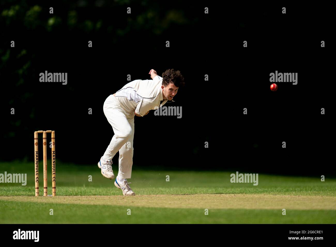 Cricket Bowler in Aktion. Stockfoto