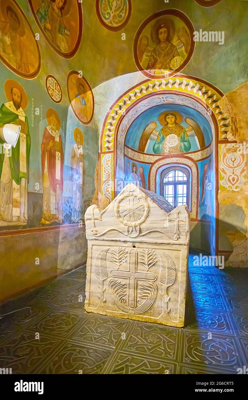 KIEW, UKRAINE - 18. MAI 2021: Die mit Fresken verzierte Kapelle der Sophienkathedrale mit Marmorsarkophag des Großfürsten von Kyivan Rus Jaroslav des Weisen (Yaro Stockfoto